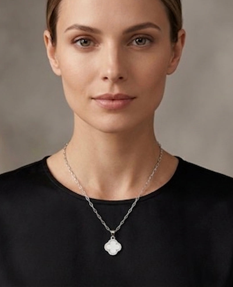 Collar de Plata con Trébol de Nácar